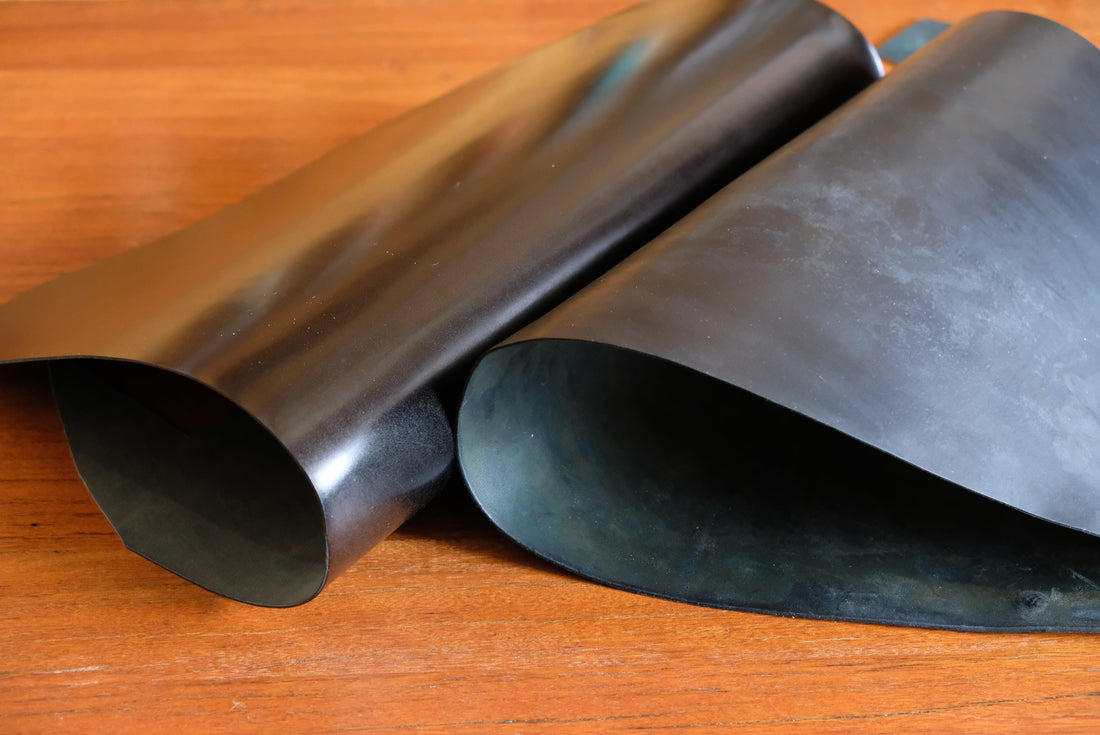 黑色新喜與 Horween 馬臀皮，均勻亮面與油脂蠟霜的對比