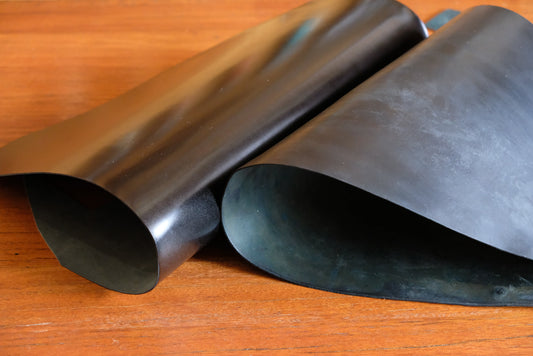 黑色新喜與 Horween 馬臀皮，均勻亮面與油脂蠟霜的對比